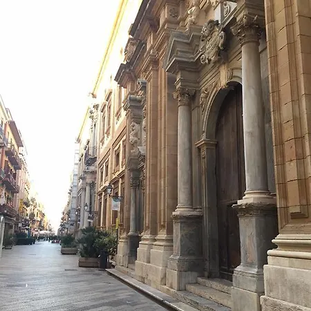 Central Holidays בית הארחה